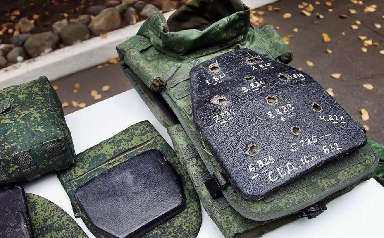 俄乌战场上，一件制式防弹衣，其中的学问真不少。例如，在制式防弹衣的基础款中，