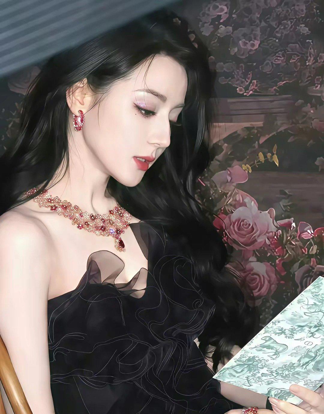 金靖和热巴相处这么久，她说了一句大实话，说迪丽热巴根本不是我们平常看到的那样