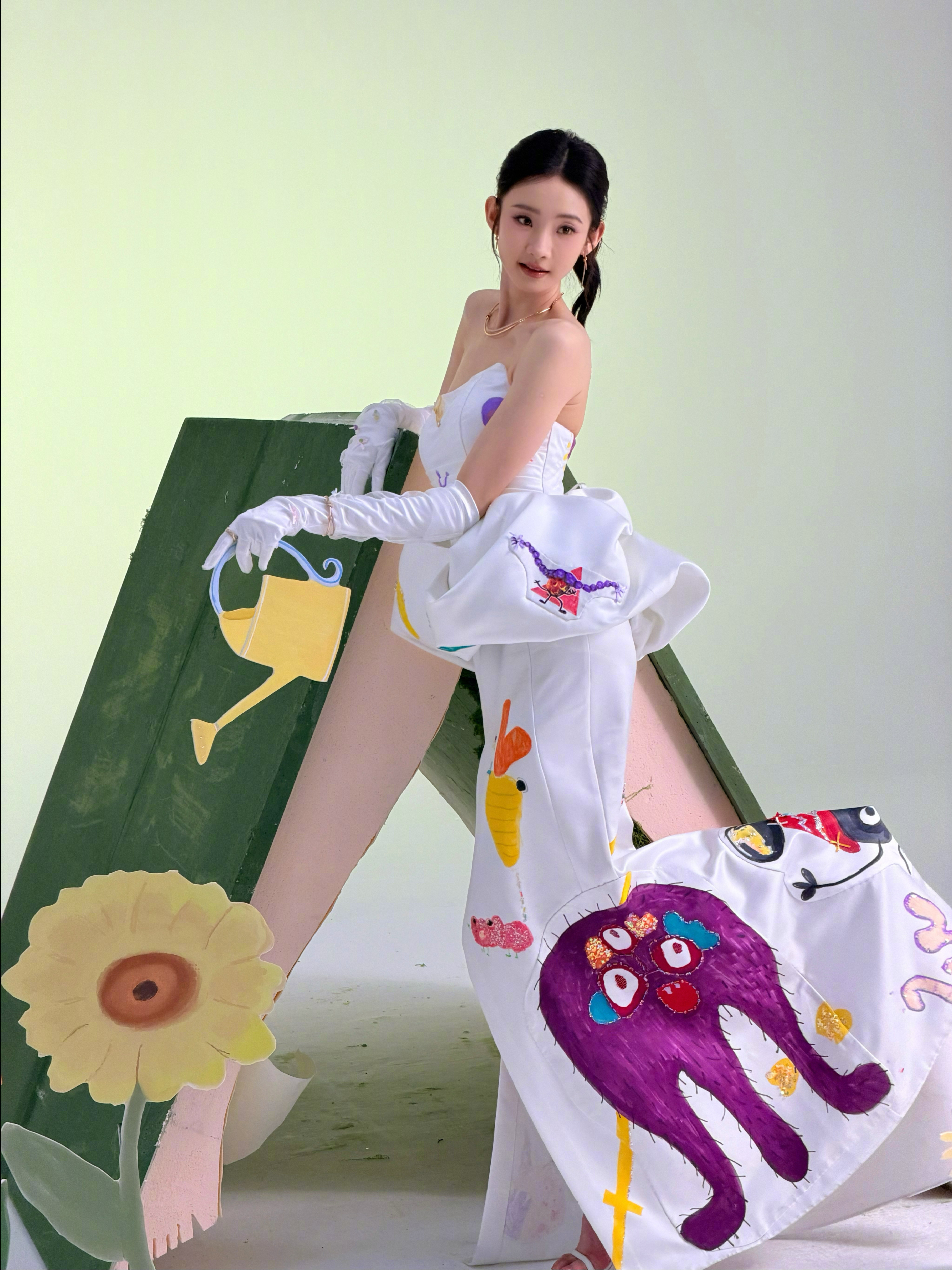 张艺凡把小朋友的画穿在了身上张艺凡把小朋友的画穿在了身上！我滴妈，这也太可爱了