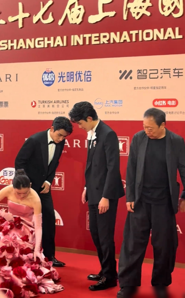 倪妮踩着细高跟，穿一身重工紧身裙，蹲下去整理裙摆那几下，看着都费劲。朱一龙在她旁边转了两圈，愣是没找
