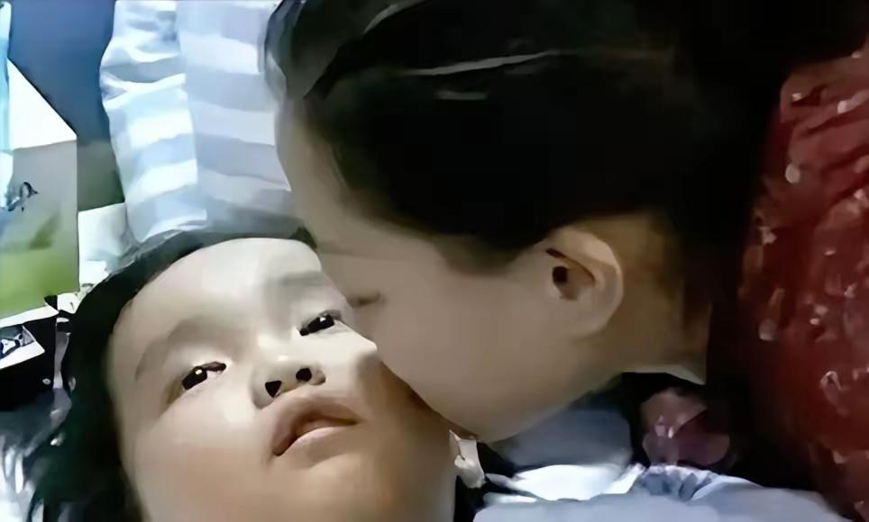 2014年，湖北周女士移植了自己7岁儿子的肾，最终重获新生，而她的儿子却离开了人