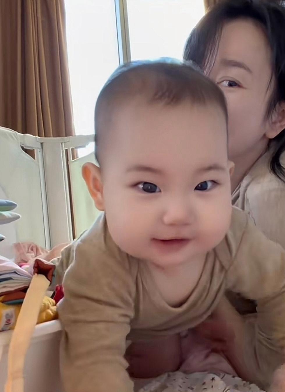 张檬晒儿子萌照，8个月金浩霆超可爱，脸颊胖嘟嘟像个年画娃娃，皮肤白皙显得很干净，