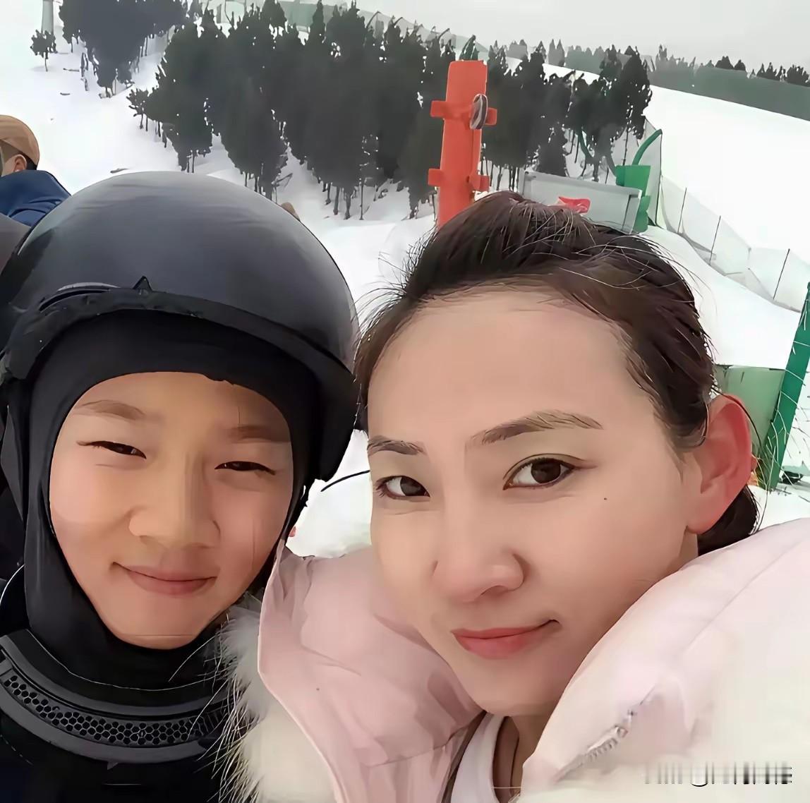 苏翊鸣的母亲不仅长得年轻，而且长得非常漂亮，两个人在一起时，根本就不像是娘俩，感