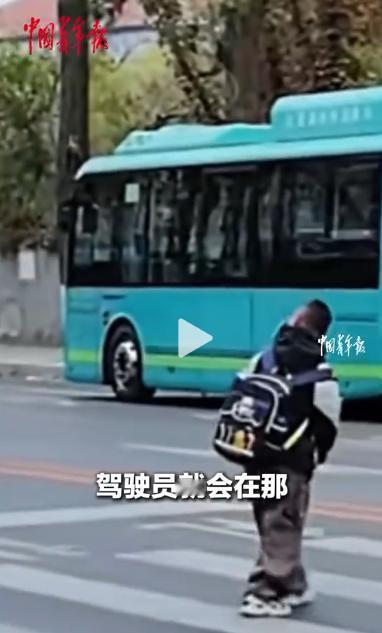 为什么一辆公交车进站后，迟迟不肯开走？辽宁大连这段刷屏的视频，给出了最暖的答案。
