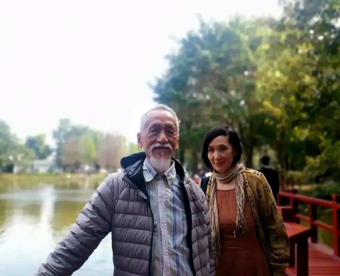 巴度比陈彼得年轻太多了，之前夫妻俩一起出游，不知道的还以为是父女俩呢。很多人