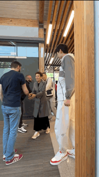 够排面！杨瀚森抵达波特兰，这次说的是英语！我能明显发现，开拓者上下都把瀚森当成