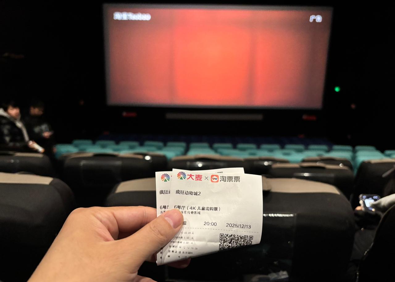 最近看了《疯狂动物城》，完全不知道票房怎么累积这么高的，上座率很低，我中间好几次