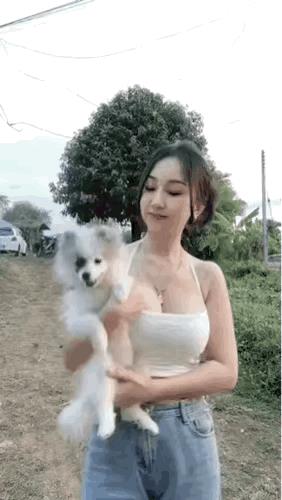 抚摸小狗还是小猫呢后知后觉呀。