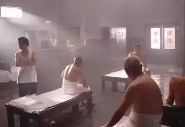 辽宁阜新，16岁男生小郑去澡堂洗澡，泡完澡叫搓澡工搓背，谁料这搓澡工不老实，老有