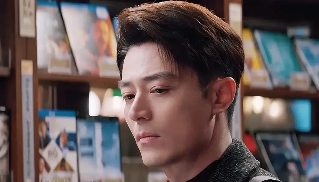 霍建华新剧把“单身”俩字拍成了热搜。剧里他演俞渝，西装笔挺，回家却对着空冰箱发