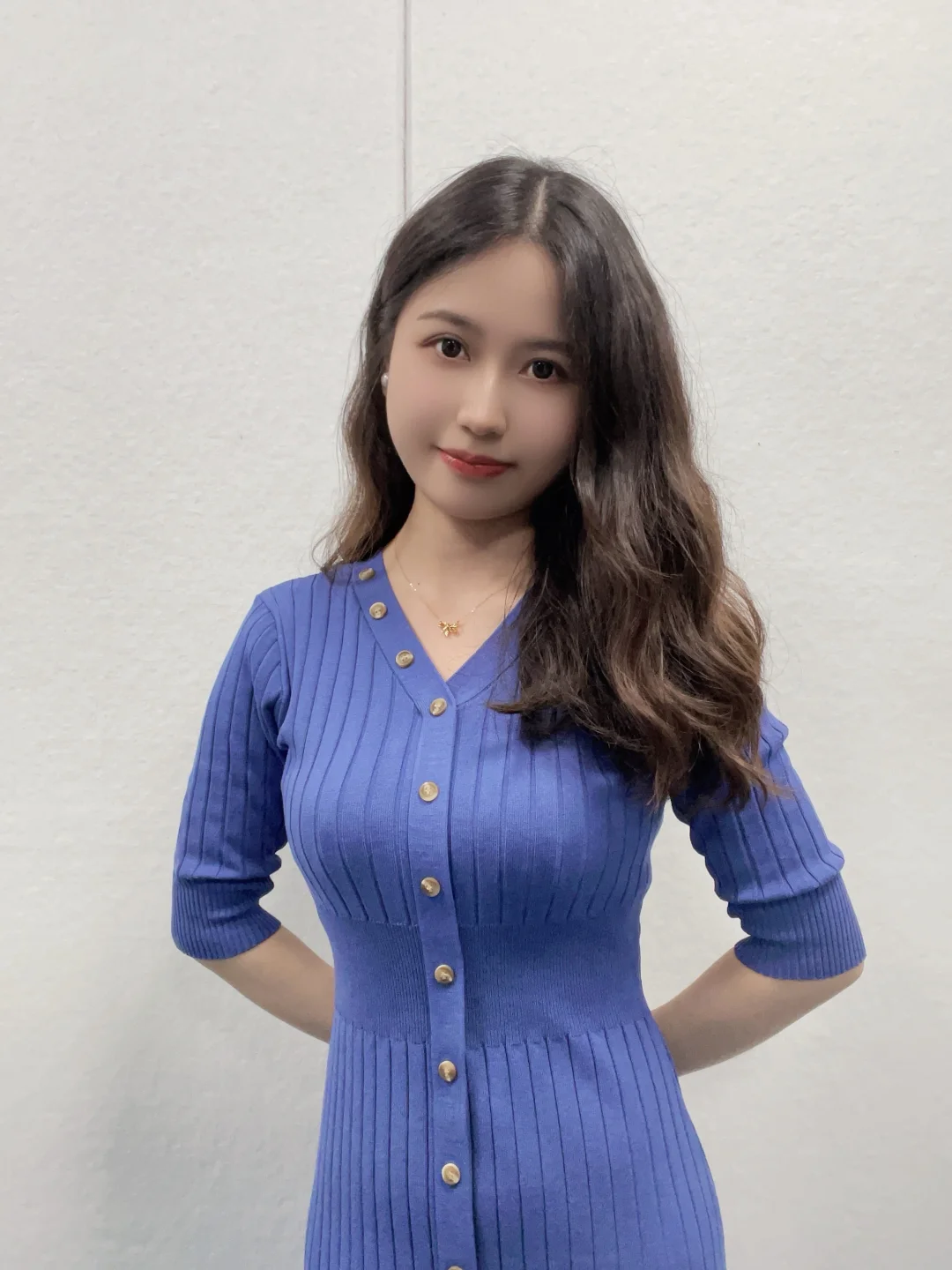 出！蓝色针织连衣裙