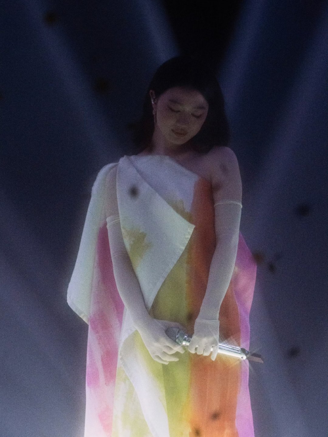 单依纯若捆绑王菲宣传涉嫌违法单依纯发布的新歌《假如我们还爱着》MV预告中，灰色