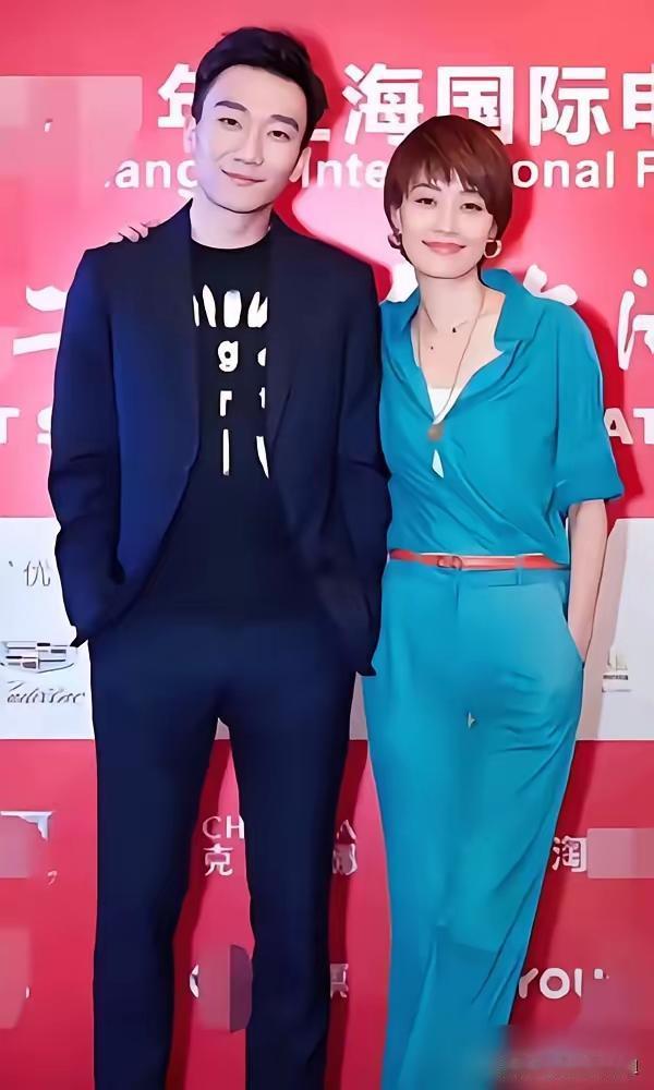 马伊琍，终于不装了。直播间里，她对着镜头擦口红，眼里的光，和十年前说“且行且