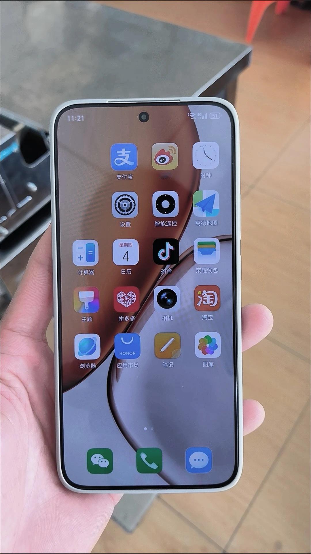 手机销量好不好，别看广告，出门到大街上看看。转一圈就发现好几个用荣耀X70的，这