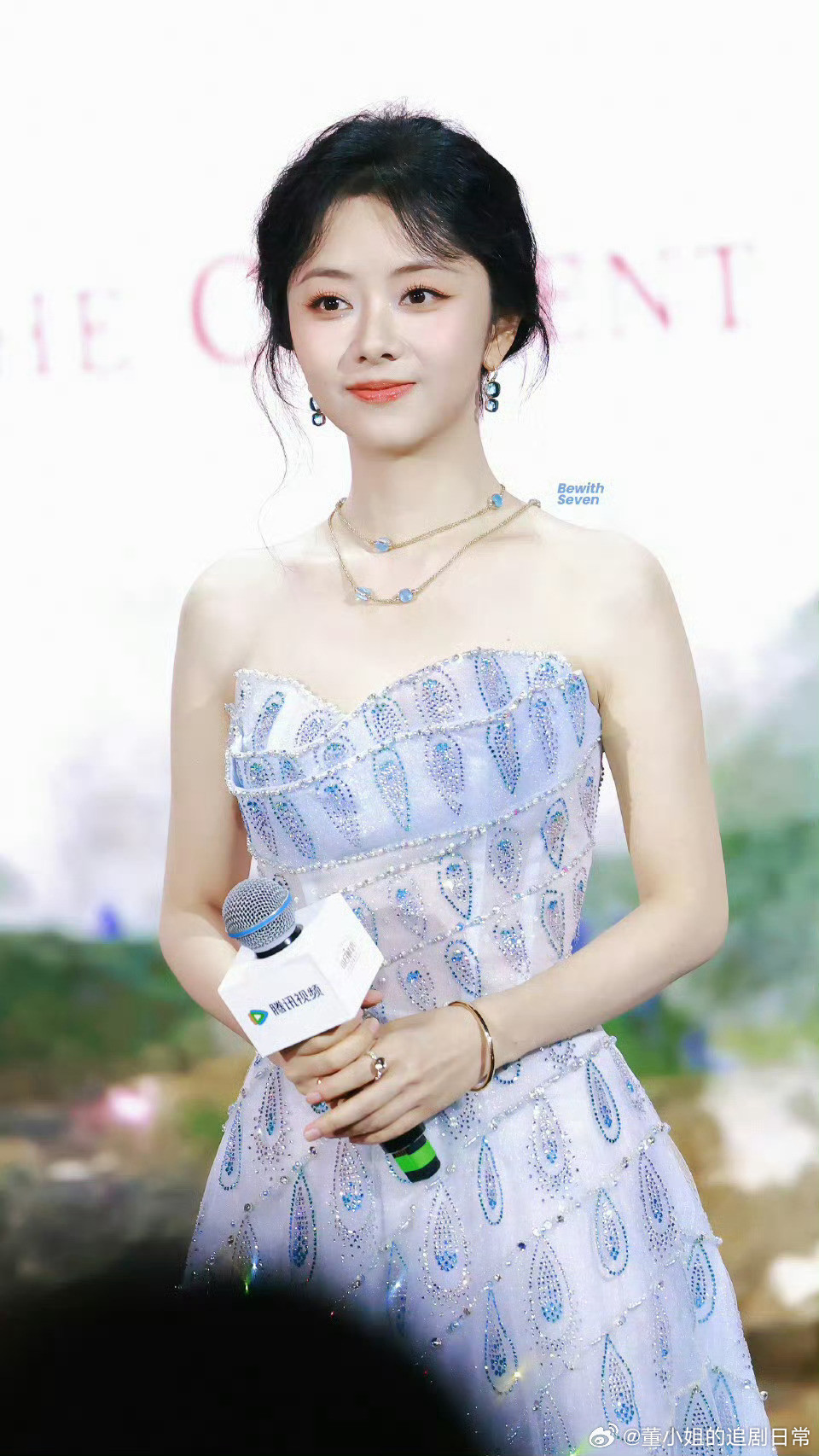 刘学义等谭松韵新郎等新娘刘学义等谭松韵走红毯这一段真的甜到我了！俊男靓女好适配