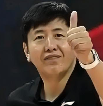 浙江男篮官宣丁伟升任总教练，助教法莱卡斯暂时担任球队主教练。浙江队在圣诞节这天