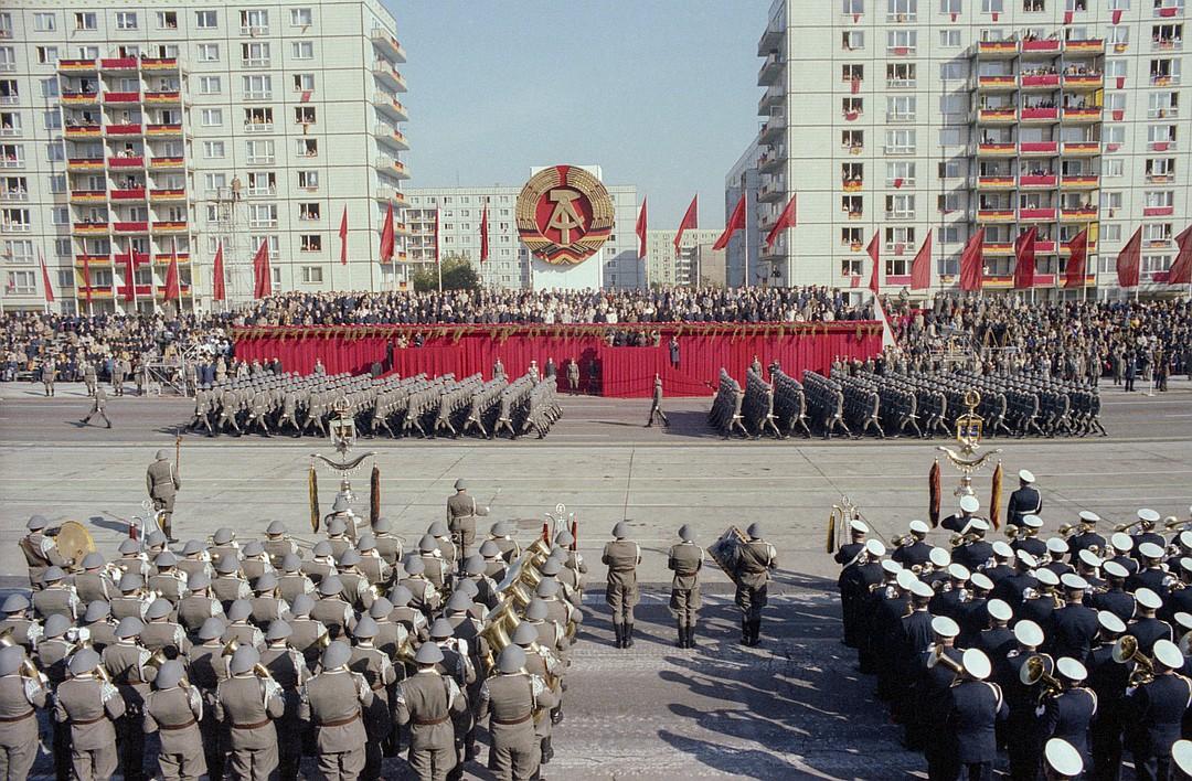 两德统一，德国是不是白捡了个大便宜？恰恰相反。1990年10月3日，德意志民