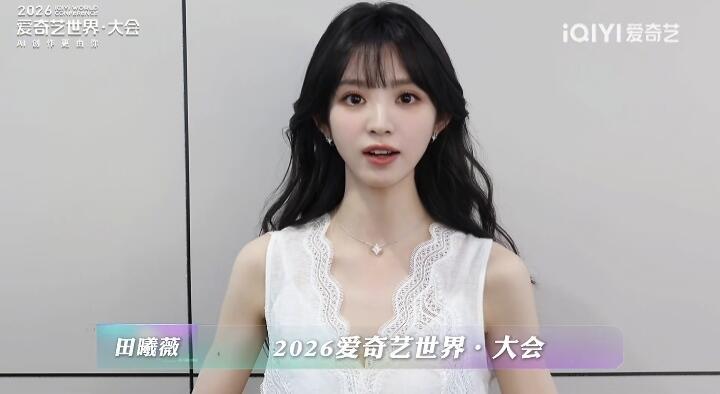 好大的眼眶骨啊比散粉盒还大的眼睛….