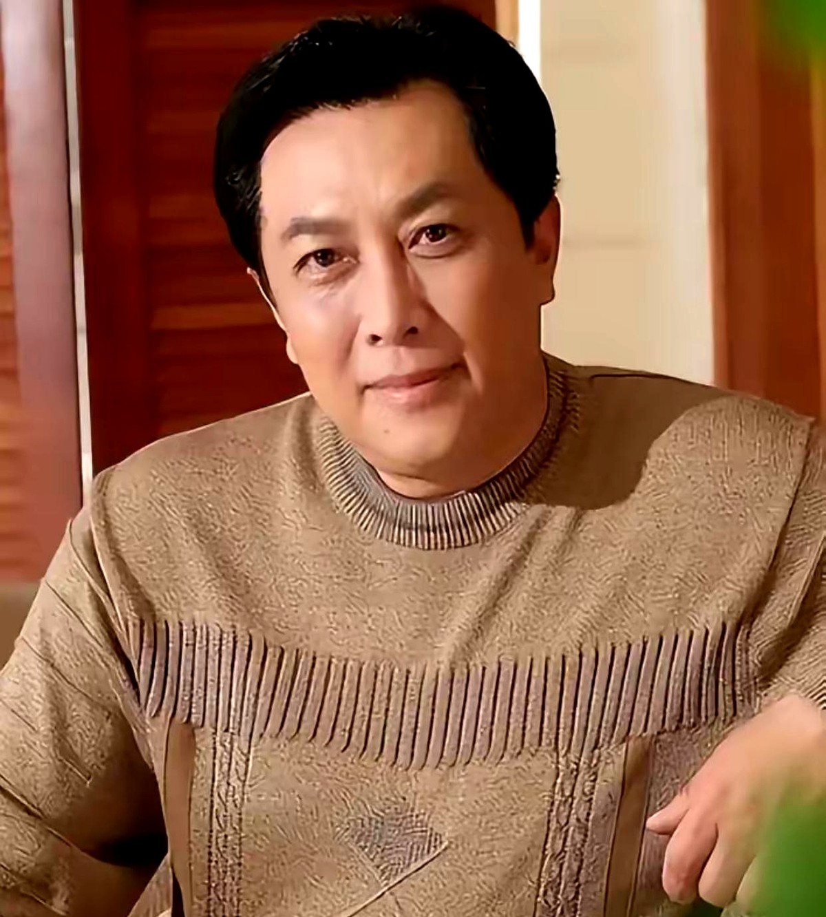 前脚刚在节目里批短剧博眼球、不合情理，后脚73岁的唐国强就现身横店，成了竖屏短剧男主角，开机现场还即