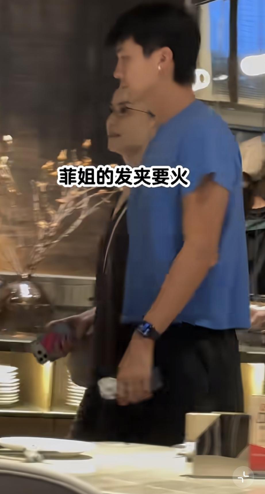 8月30日晚上，王菲带着一名帅哥，还有李嫣在阿那亚吃饭，这名帅哥是王菲的摄影师，