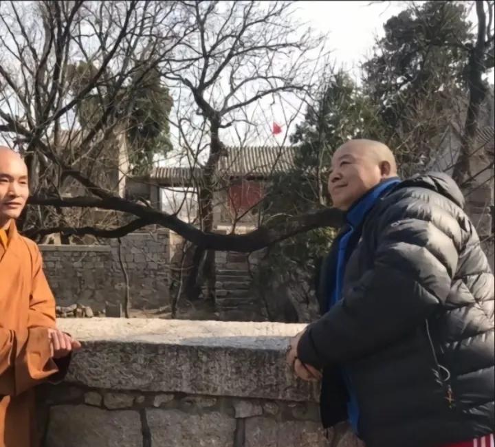 2018年3月，臧天朔生前在一寺庙中与一方丈的一张留影，当时的他看起来心情极佳