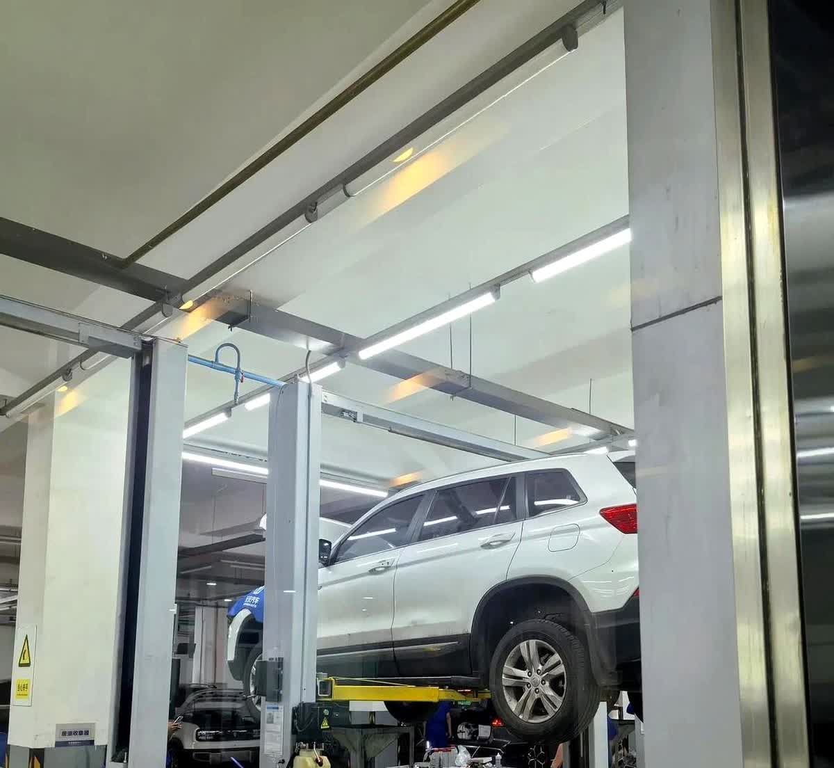 今天到4S店保养车，目前车已经开了四年多，公里数是六万。4S店售后经理建