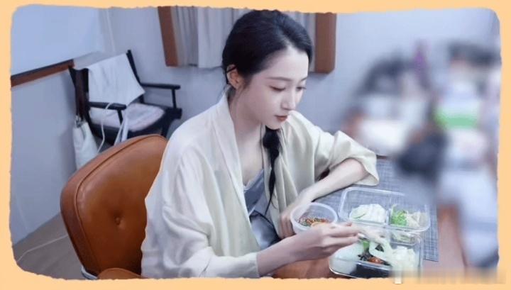 一根面条都给关晓彤吃美了关晓彤吃菜：意思一下就完事关晓彤吃面：全神贯注沉浸式炫饭