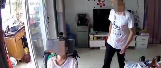 “怎么可以这样！”6月22日报道，山东，一女子患渐冻症多年，不能够自理。为此她花