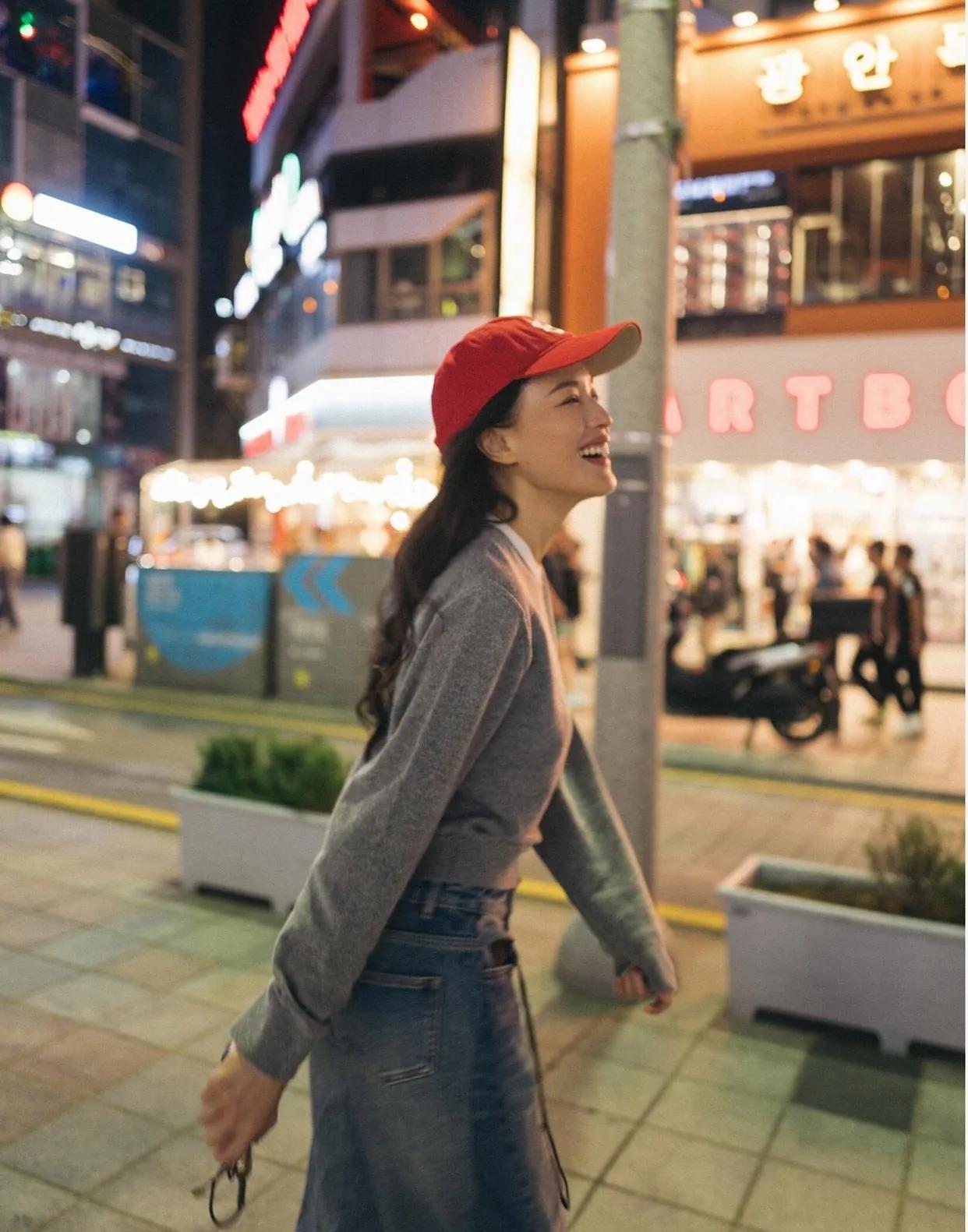 舒淇的私服真的太会穿啦～简单的灰色上衣搭配牛仔裤，再加上一顶红色棒球帽，休闲又有