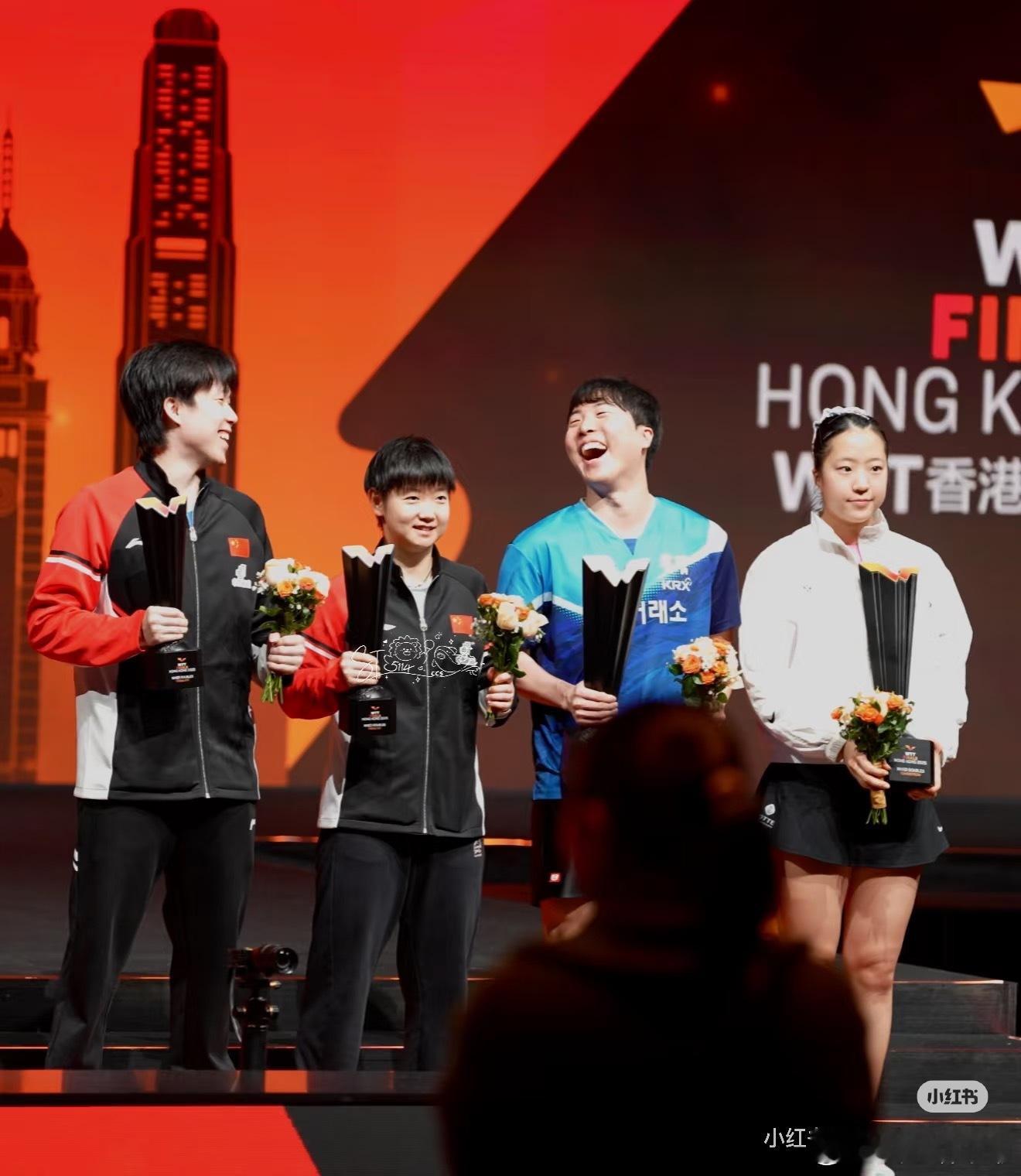 莎莎：我准备好可以拍照了📷鱼饼：我也准备好拍照了大头：嘻嘻嘻嘻韩林：哈哈哈哈