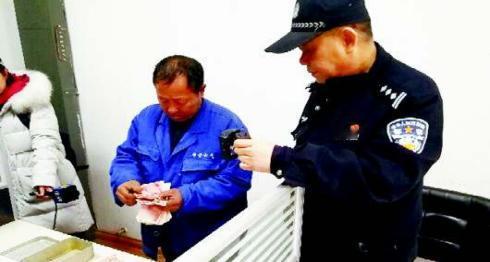 2018年青岛的一个傍晚，收废品的李付明蹲在地上敲煤炉，黄泥簌簌往下掉。他没