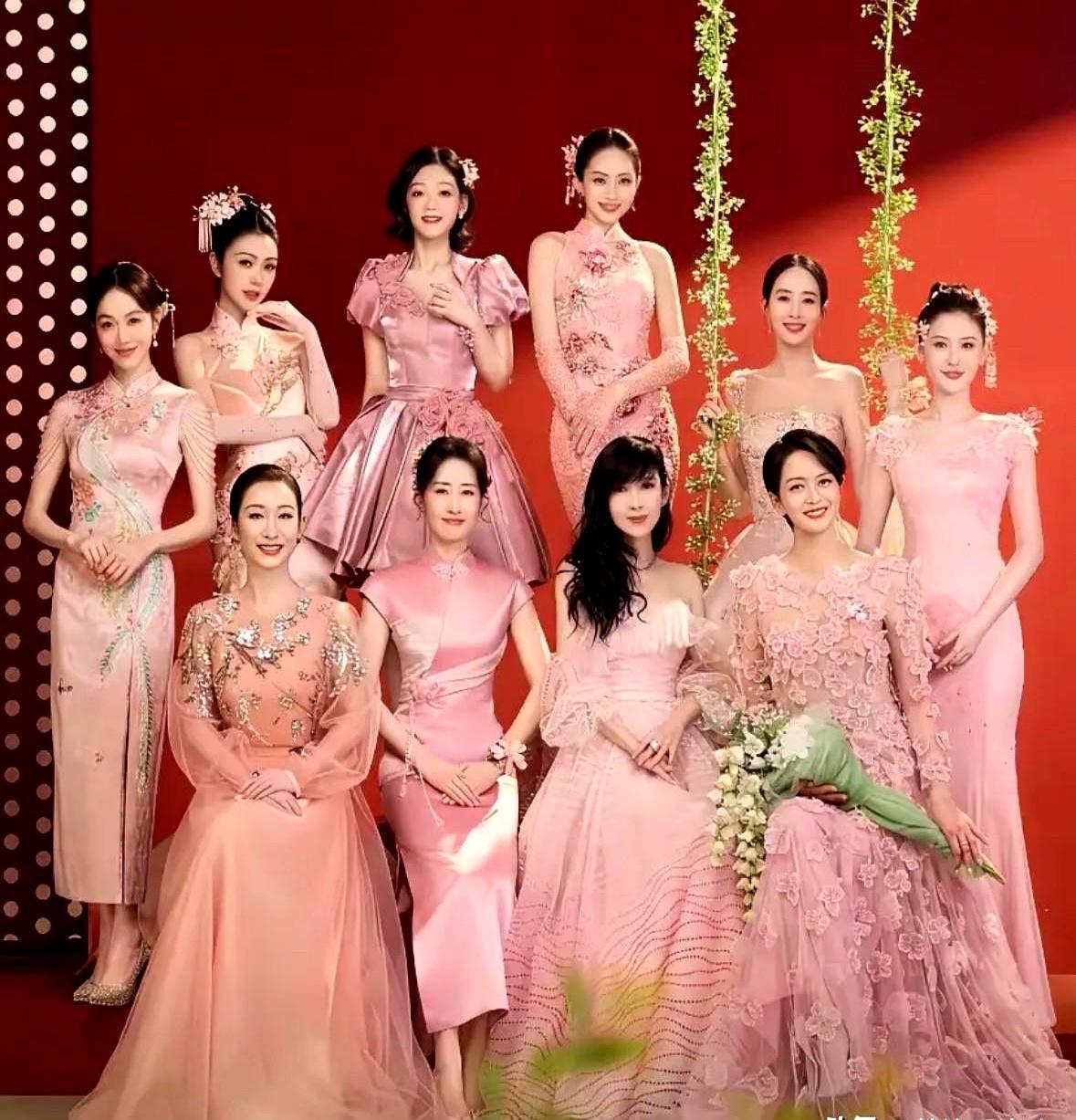 一张合影，年龄最大的那个，反而把所有人都比下去了。旁边的年轻姑娘个个精致，