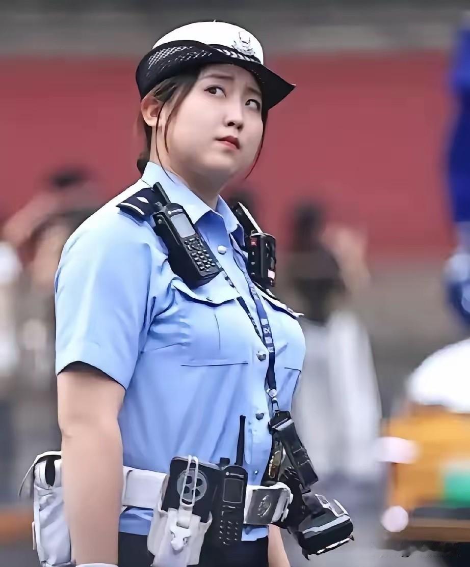 北京鼓楼女交警爆火！23岁苌天天笑容国泰民安，长辈直呼理想孙媳妇​​在北京鼓楼