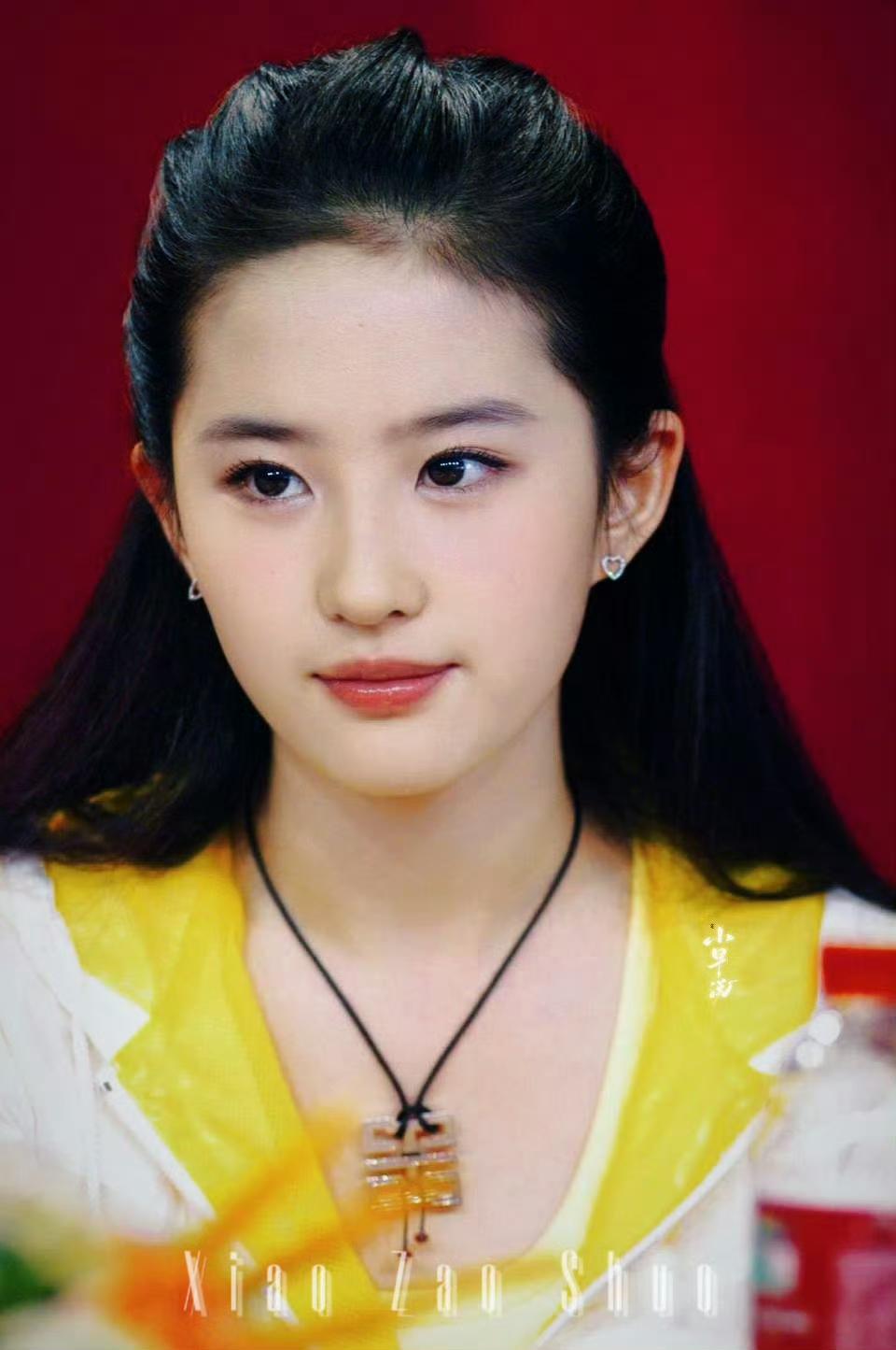 原来真有人，少年时就自带月光翻看这些旧照，才惊觉这是16岁的刘亦菲。