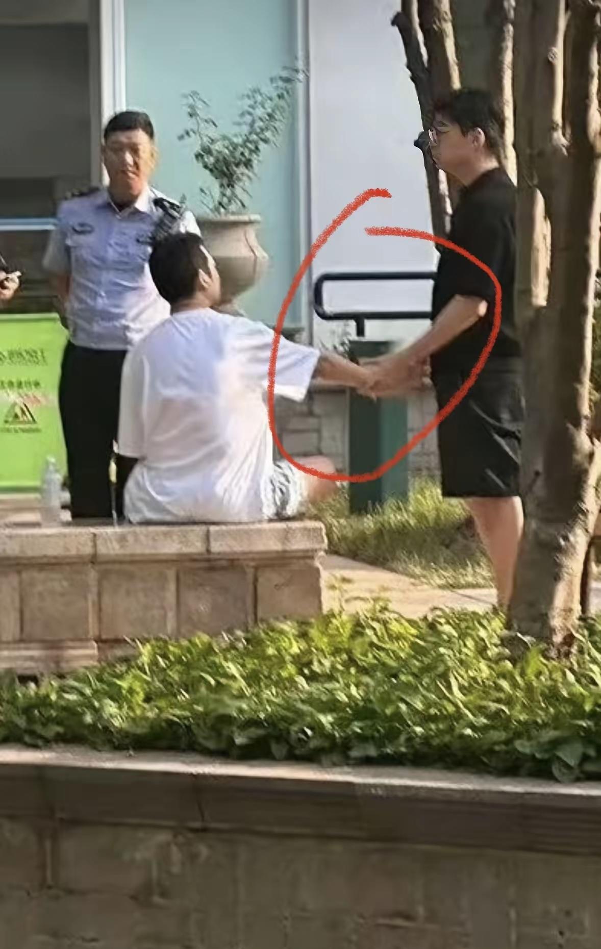 那个手拉手的男人到底是不是程青松？程青松说不是他，因为他是红头发。但是从现场
