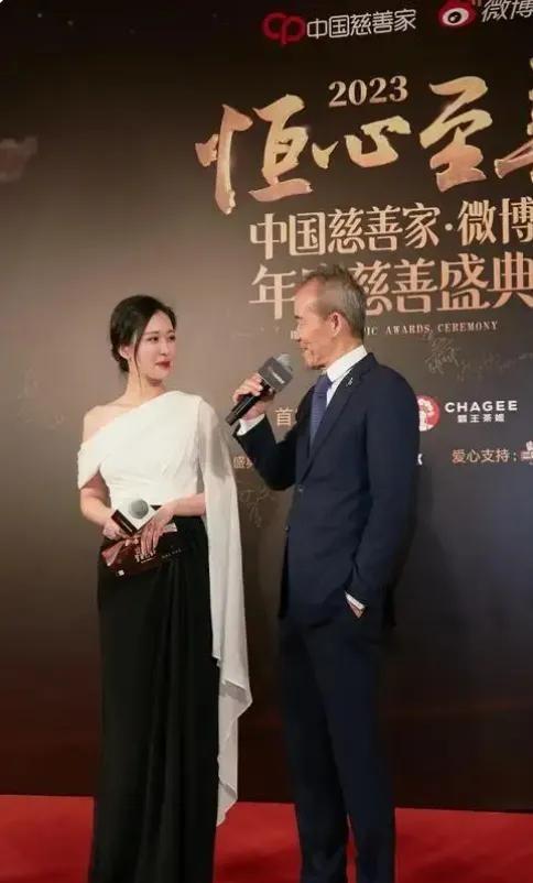 王石的状态看起来真是让人捏一把汗，不知道是因为工作压力山大，还是休息不够，又或者