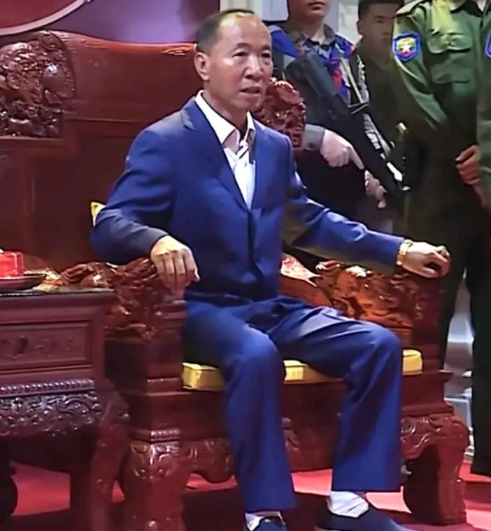 其实明学昌以前只是“南龙王”彭家声手下的一个副区长，只因他脑子活、敢干又能说会道