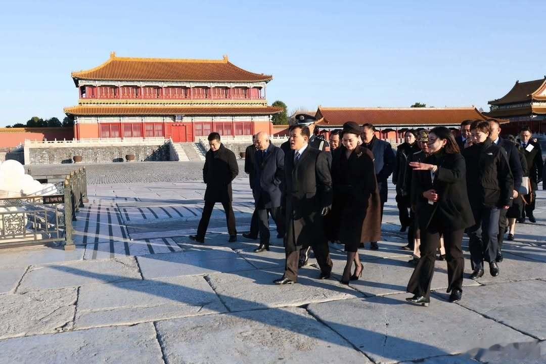 11月17日，泰国国王和王后参观故宫，今天故宫闭馆一天。王后娘娘穿10厘米高跟鞋