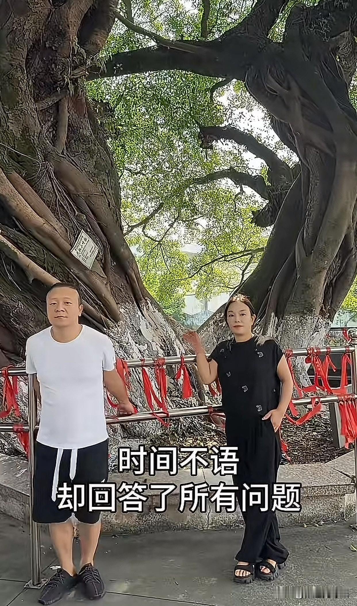 “这下彻底解释不清了！”浙江一对母子在以前拍过照的大树下，重新拍了一张和30年前