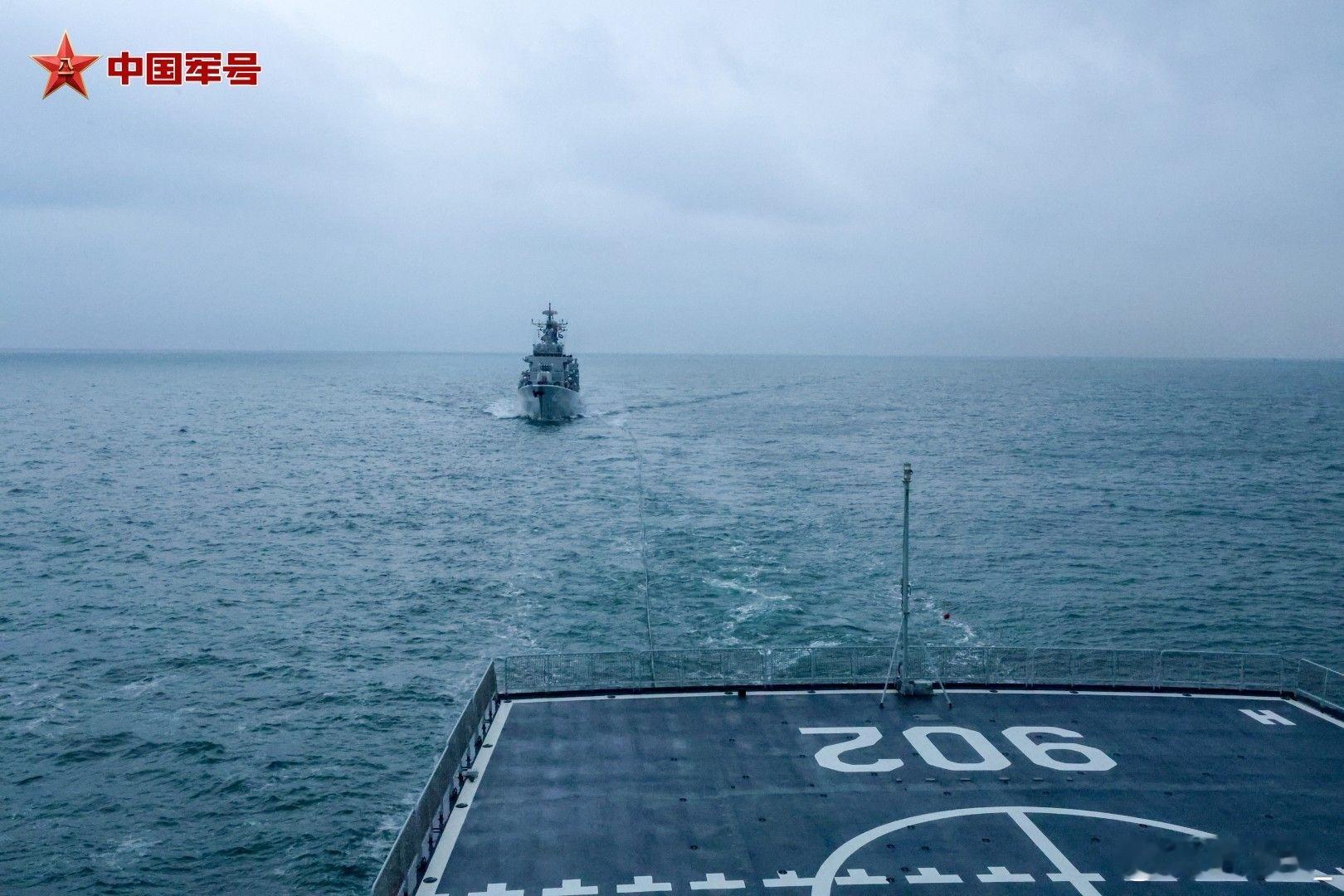 113青岛舰出海进行航行补给训练：052没有区域防空，在驱支里不合适，但舰龄已高