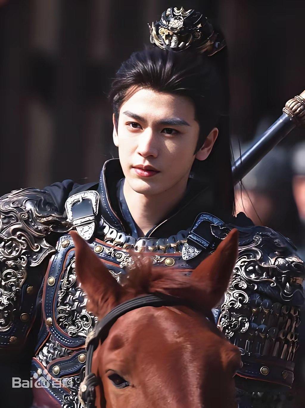 且不说张凌赫演的《逐玉》剧情如何，光看他就是视觉享受。他的古装扮相真好看。五官的