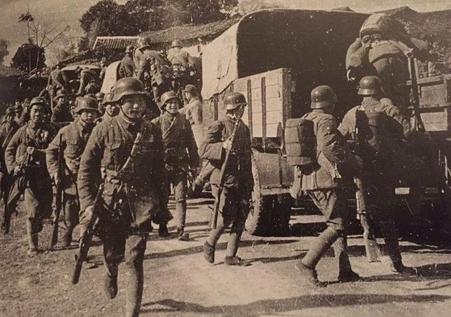 1939年，日军少将中村正雄腹部中弹，正做手术，军医刚切开他肚皮，突然，一枚炮弹