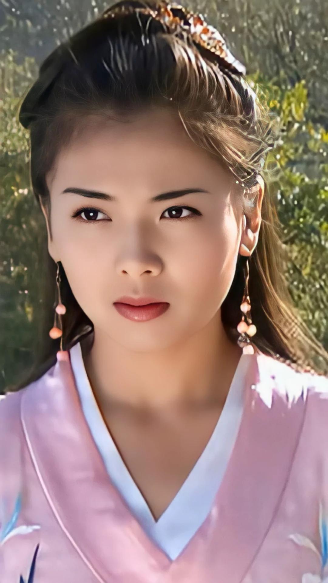 刘涛和陈数都很美，而且都很有气质。刘涛属于国泰民安的脸，脸型圆圆的，眉眼温和。