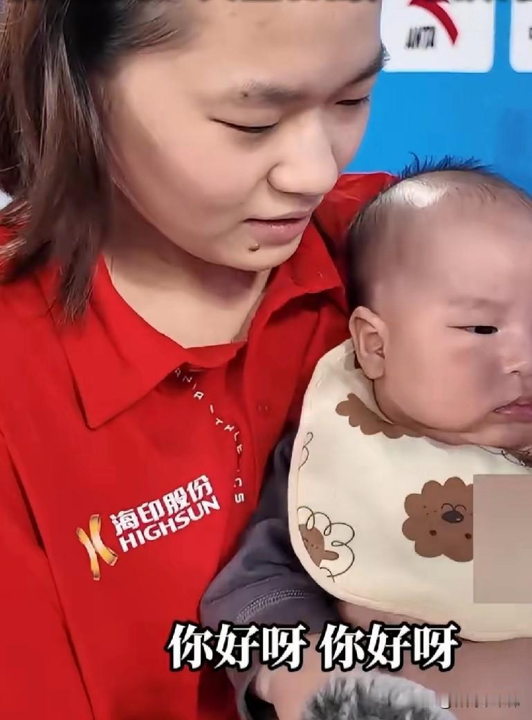 抱娃领奖，全红婵怕是全中国，乃至全世界绝无仅有，最松弛的运动员了吧！才18岁