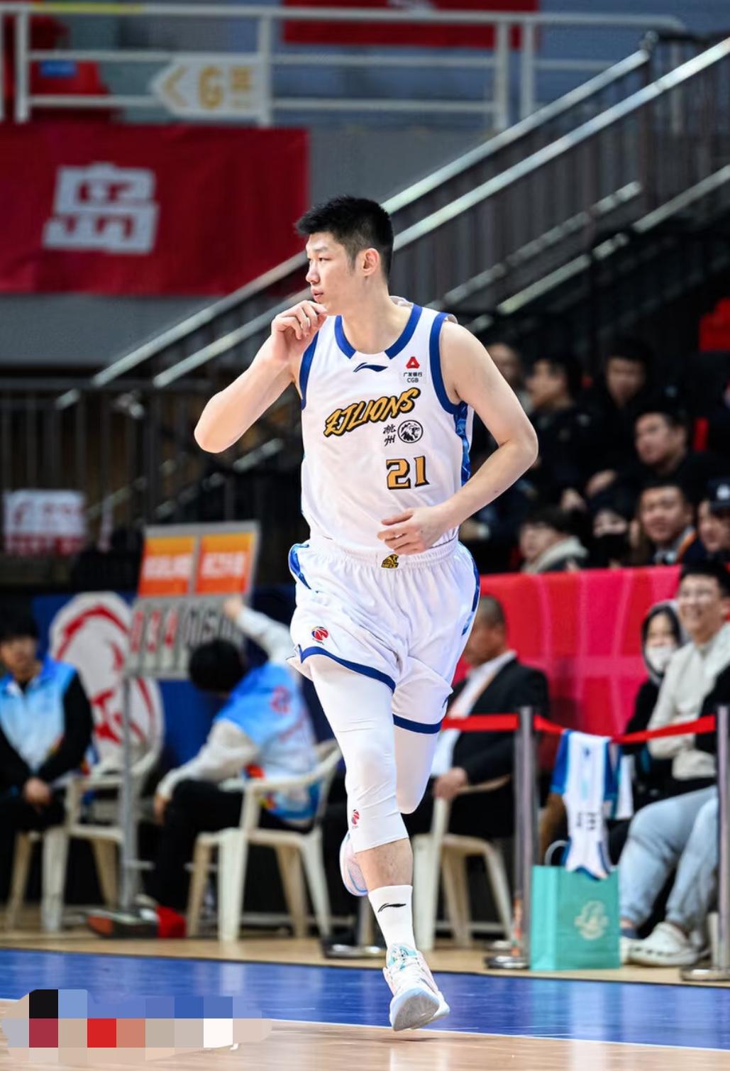 险胜江苏却笑不出来！广厦再这么耗下去，季后赛真要悬了广厦加时