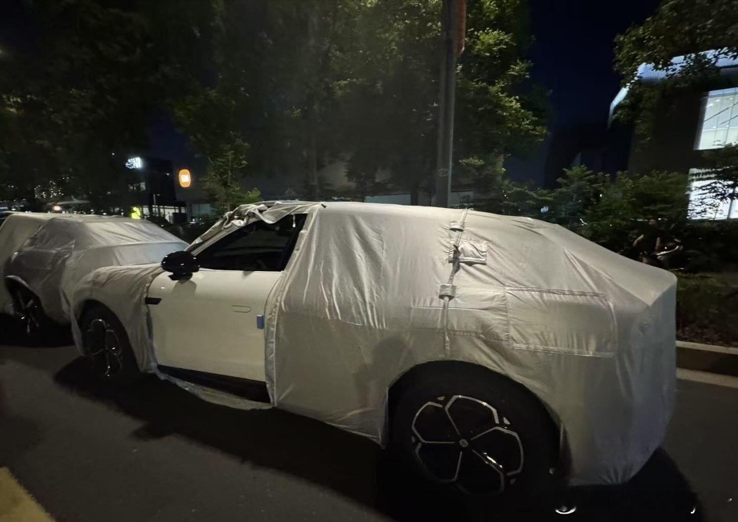 网上又有谍照爆出，小米YU7有白色车漆。毕竟白色还是大多数人会选的嘛，不太会出错
