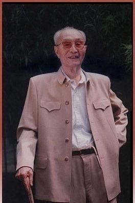 1975年，粟裕生病住院，得知张爱萍落难，便拿出纸笔，写了6个字：“快找‘老鬼’