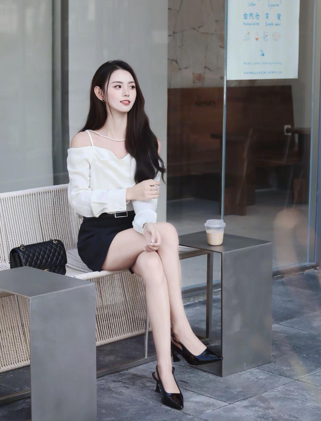 都市雅致生活，咖啡馆里的时尚少女