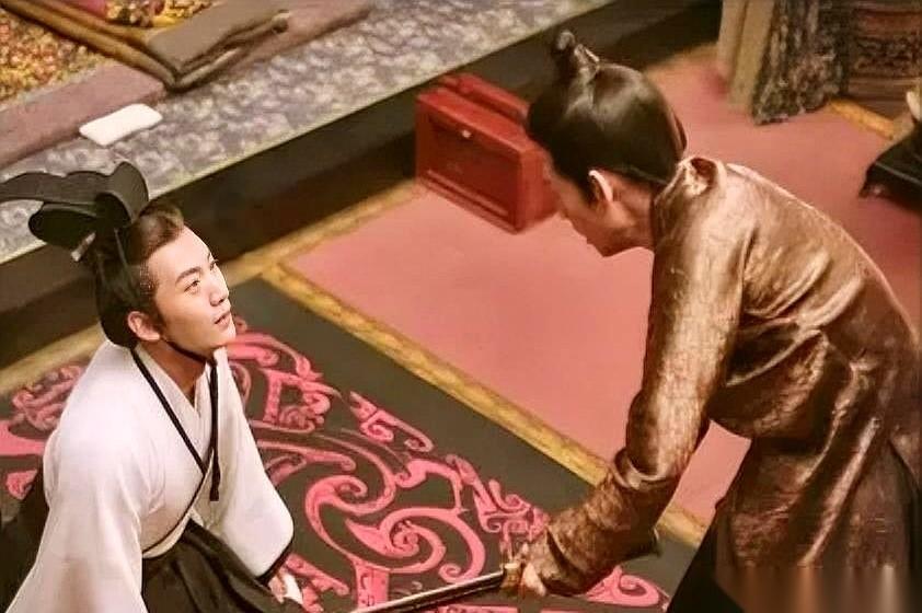 翻烂了史书，才抠出两个让人后背发凉的名字：曹爽、扶苏。一个，是大魏国手握皇帝和