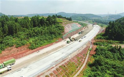 德阳双东大道项目水稳层摊铺圆满完成